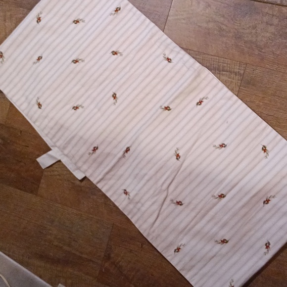 Christmas table runner with dogs new 🎄🐾 - Picture 6 of 7